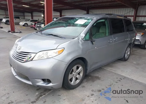 2017 Toyota Sienna Le 8 Passenger z USA, uszkodzony, nr VIN 5TDKZ3DC7HS840158